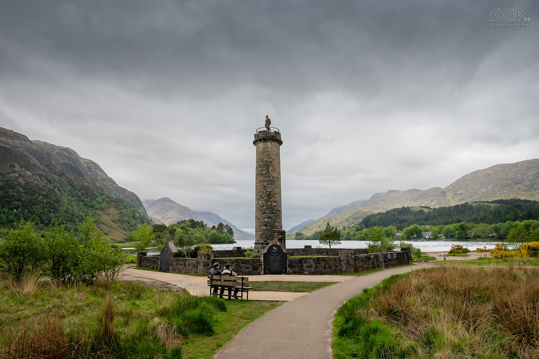 Glenfinnan Monument Het dorpje Glenfinnan ligt op de weg tussen Fort William en Mallaig. Dit is een zeer mooie plek waar Bonnie Prince Charlie op 19 augustus 1745 zijn vaandel hief. Vele Schotse clans verzamelden zich die dag voor een laatste heroïsche, maar uiteindelijk toch tragisch verlopen veldslag tegen de Engelsen. Aan de oever van het prachtigbe Loch Shiel staat het monument van de 'Lone Highlander' ter nagedachtenis van de laatste Jakobitische opstand. Stefan Cruysberghs